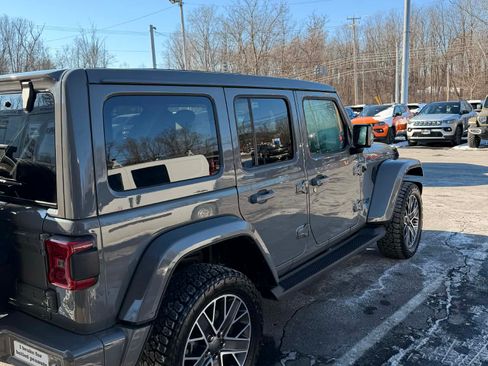 Used 2022 Jeep Wrangler Unlimited Sahara image 6