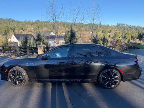 Used 2024 BMW i7 M70 image 4