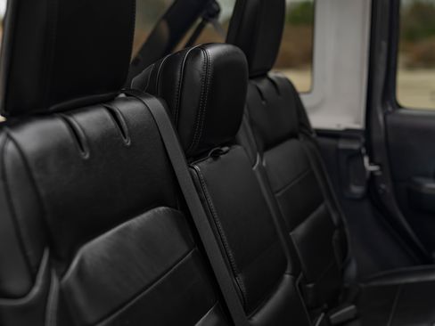 Used 2019 Jeep Wrangler Unlimited Sahara image 25