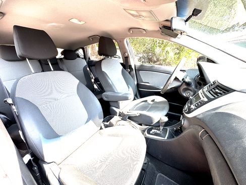 Used 2012 Hyundai Accent GS image 11