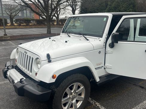 Used 2013 Jeep Wrangler Unlimited Sahara image 8