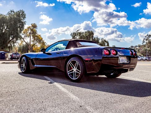 Used 2001 Chevrolet Corvette Convertible w/ Preferred Equipment Group1 image 2