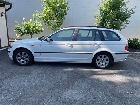 Used 2005 BMW 325xi Wagon AWD/4WD image 4