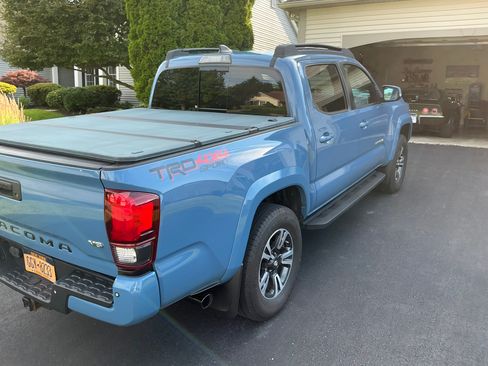 Used 2019 Toyota Tacoma TRD Sport AWD/4WD image 2