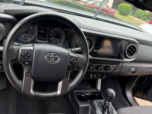 Used 2018 Toyota Tacoma TRD Off-Road AWD/4WD image 9