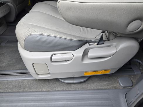 Used 2012 Toyota Sienna Limited w/ Premium Pkg FWD image 11