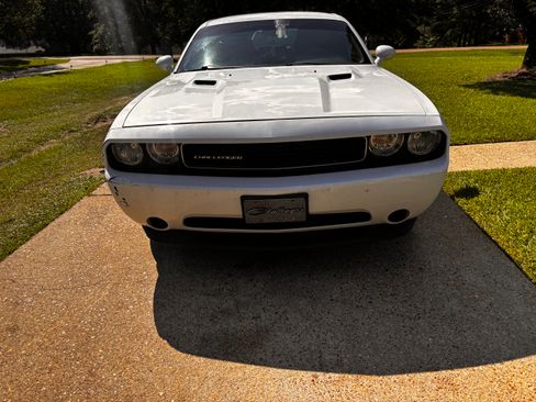 Used 2013 Dodge Challenger SXT RWD image 2