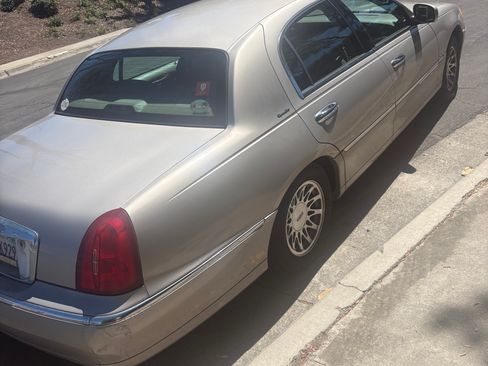 Used 2002 Lincoln Town Car Signature RWD image 6