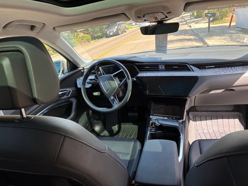 Used 2022 Audi e-tron Premium Plus image 6