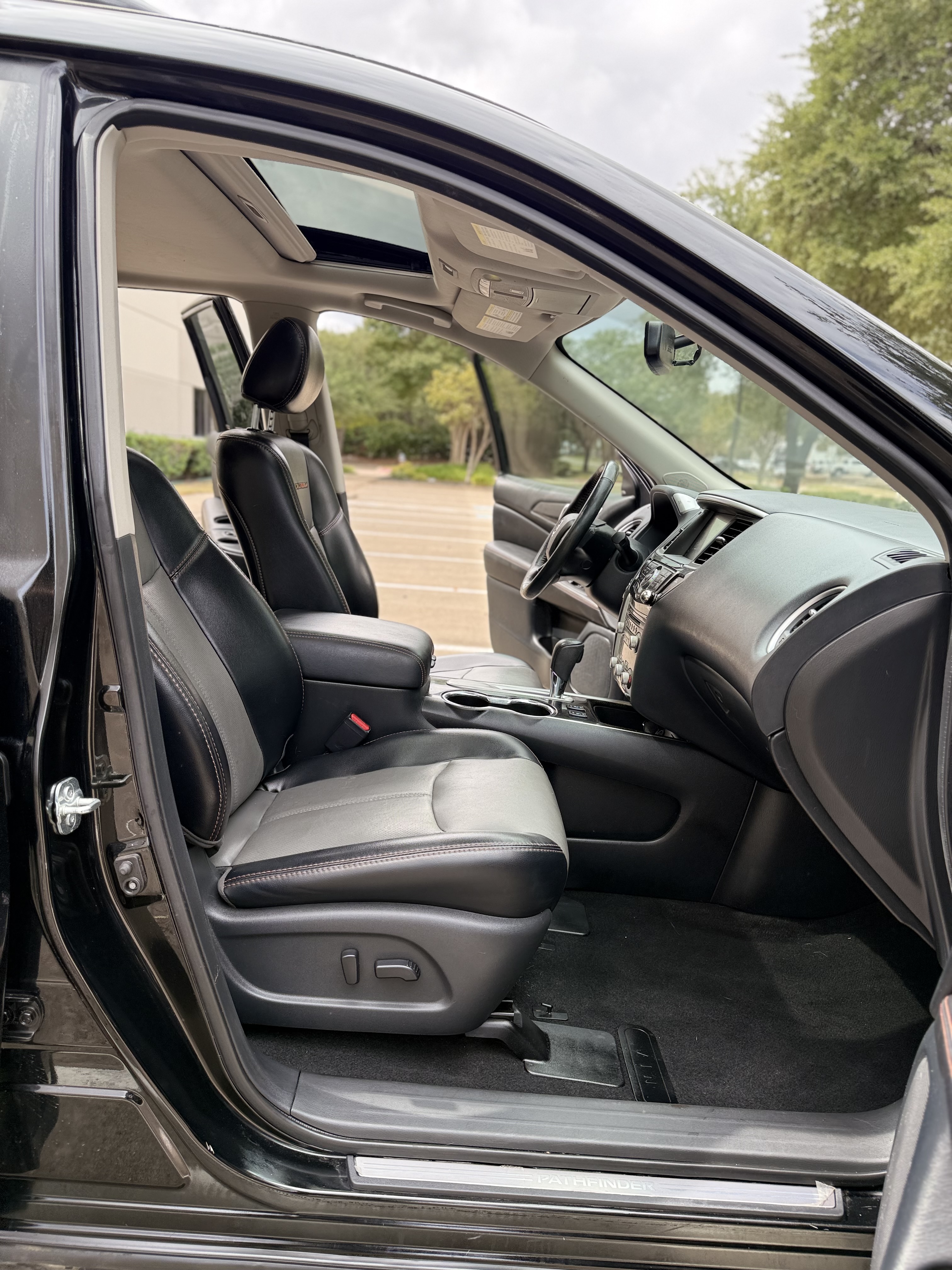 Used 2020 Nissan Pathfinder SL FWD image 11