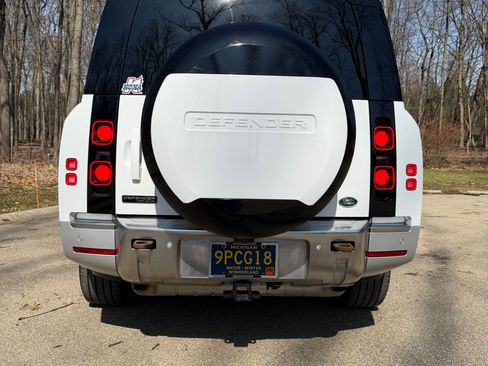 Used 2023 Land Rover Defender 130 First Edition image 4