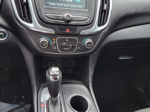 Used 2018 Chevrolet Equinox LT image 16