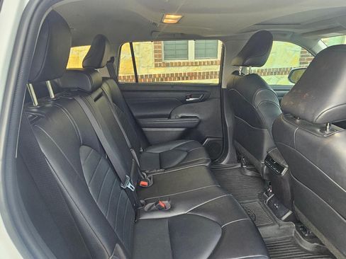 Used 2022 Toyota Highlander XLE image 14
