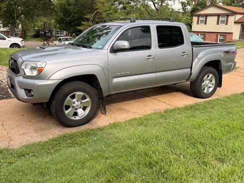 Used 2015 Toyota Tacoma 4x4 Double Cab w/ TRD Sport Package image 5