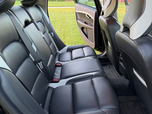 Used 2010 Volvo V70 R-Design FWD image 12