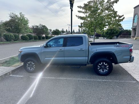 Used 2023 Toyota Tacoma TRD Off-Road w/ Technology Package AWD/4WD image 2