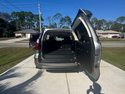 Used 2021 Lexus GX 460 Premium w/ Accessory Package image 8