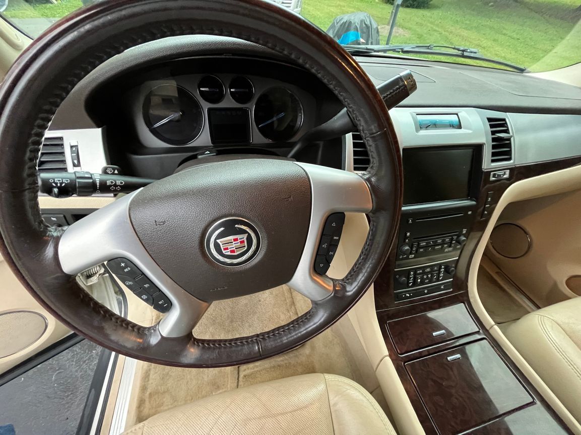 Used 2007 Cadillac Escalade AWD w/ Information Package image 11