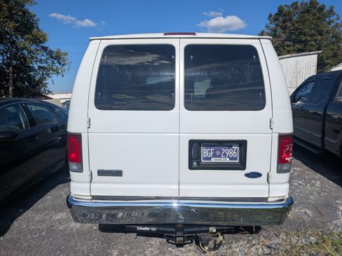 Used 2006 Ford E-150 and Econoline 150 XLT Van 3D image 4