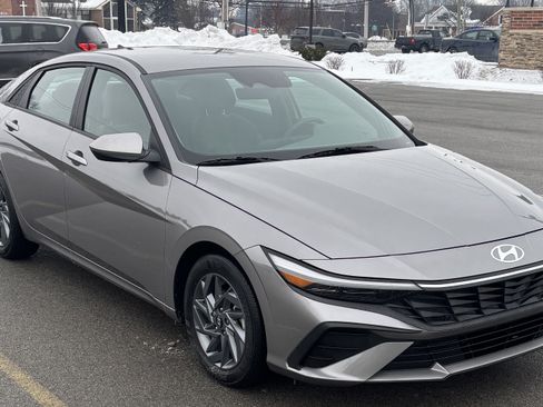 Used 2024 Hyundai Elantra SEL image 4