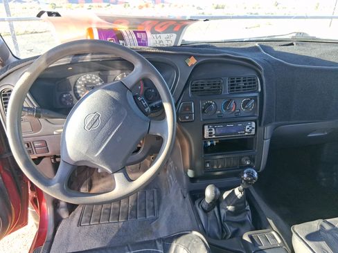 Used 1996 Nissan Pathfinder SE image 5