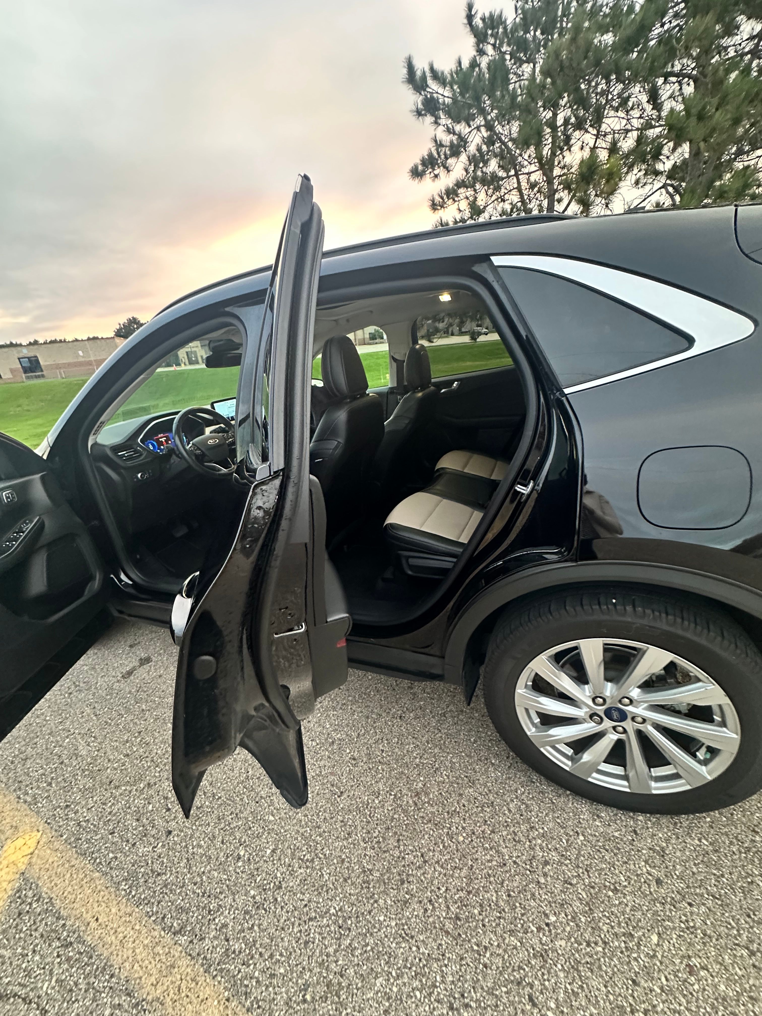 Used 2021 Ford Escape Titanium w/ Titanium Elite Package AWD/4WD image 25