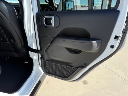 Used 2022 Jeep Wrangler Unlimited Rubicon w/ Xtreme Recon 35" Tire Package image 14