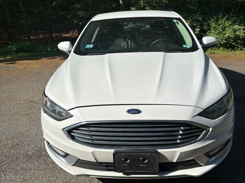 Used 2017 Ford Fusion SE w/ Equipment Group 201A FWD image 4
