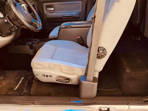 Used 2009 Dodge Dakota Laramie RWD image 23