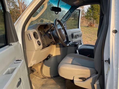 Used 2014 Ford E-350 and Econoline 350 XLT image 12