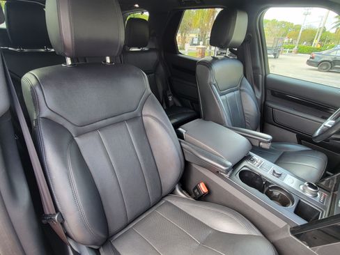 Used 2019 Land Rover Discovery SE image 26