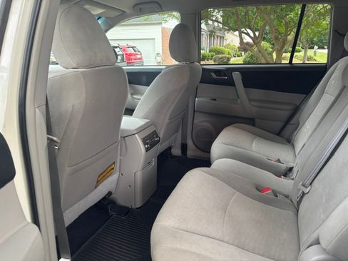 Used 2013 Toyota Highlander Plus AWD/4WD image 11