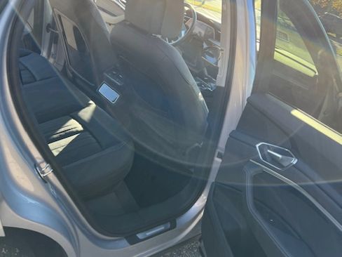Used 2022 Audi e-tron Premium w/ Convenience Plus Package image 11
