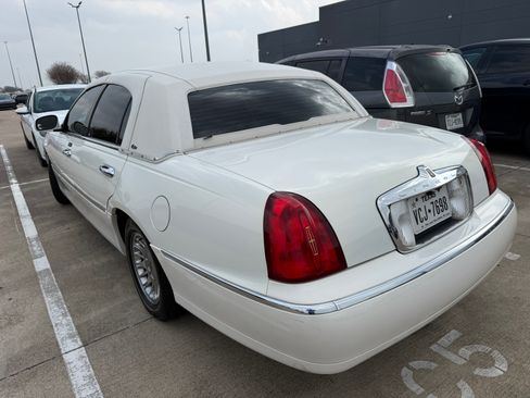 Used 2002 Lincoln Town Car Cartier image 2