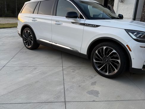 Used 2023 Lincoln Aviator Reserve w/ Equipment Group 201A image 2