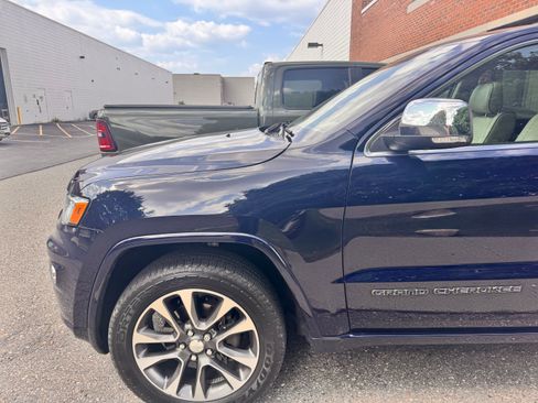 Used 2018 Jeep Grand Cherokee Overland AWD/4WD image 2