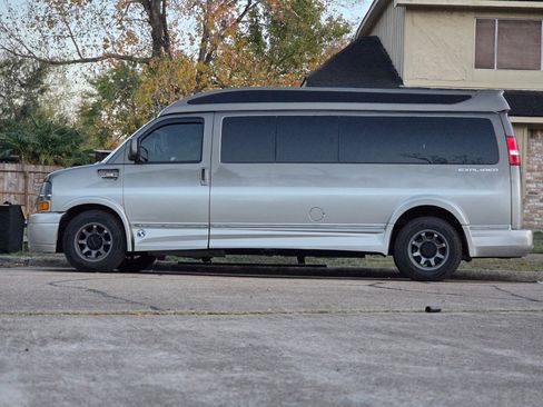 Used 2018 Chevrolet Express 2500 Extended w/ Enhanced Convenience Package image 4