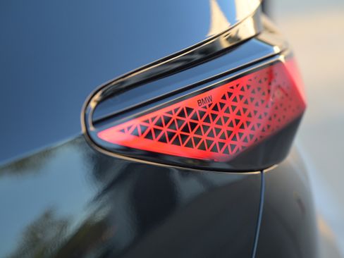 Used 2023 BMW 760i xDrive w/ Executive Package image 19