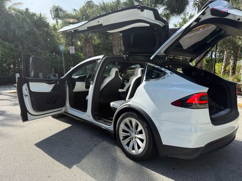 Used 2018 Tesla Model X 100D image 4