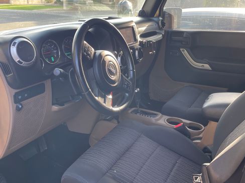 Used 2011 Jeep Wrangler Unlimited Rubicon w/ Connectivity Group image 8