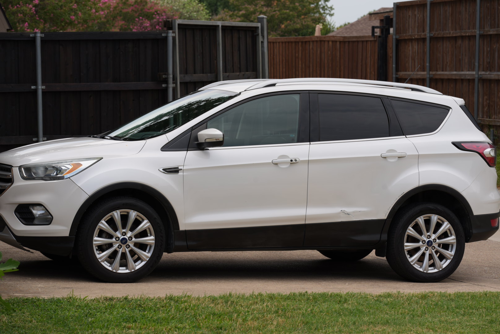 Used 2017 Ford Escape Titanium FWD image 1