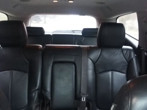 Used 2014 Chevrolet Traverse LT image 1