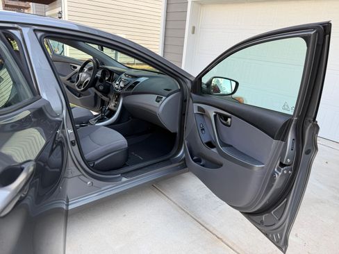 Used 2014 Hyundai Elantra SE w/ Option Group 02 FWD image 11