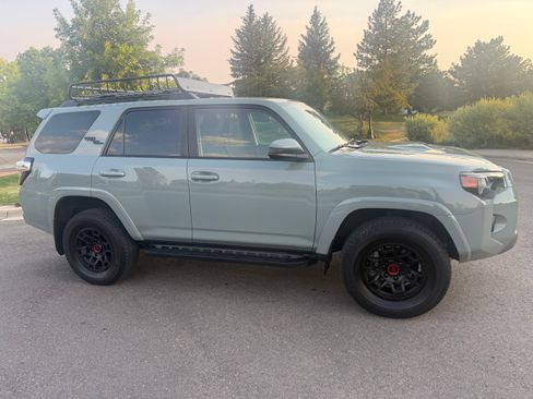 Used 2022 Toyota 4Runner TRD Off-Road w/ 4Runner Black Package (TMS) AWD/4WD image 2