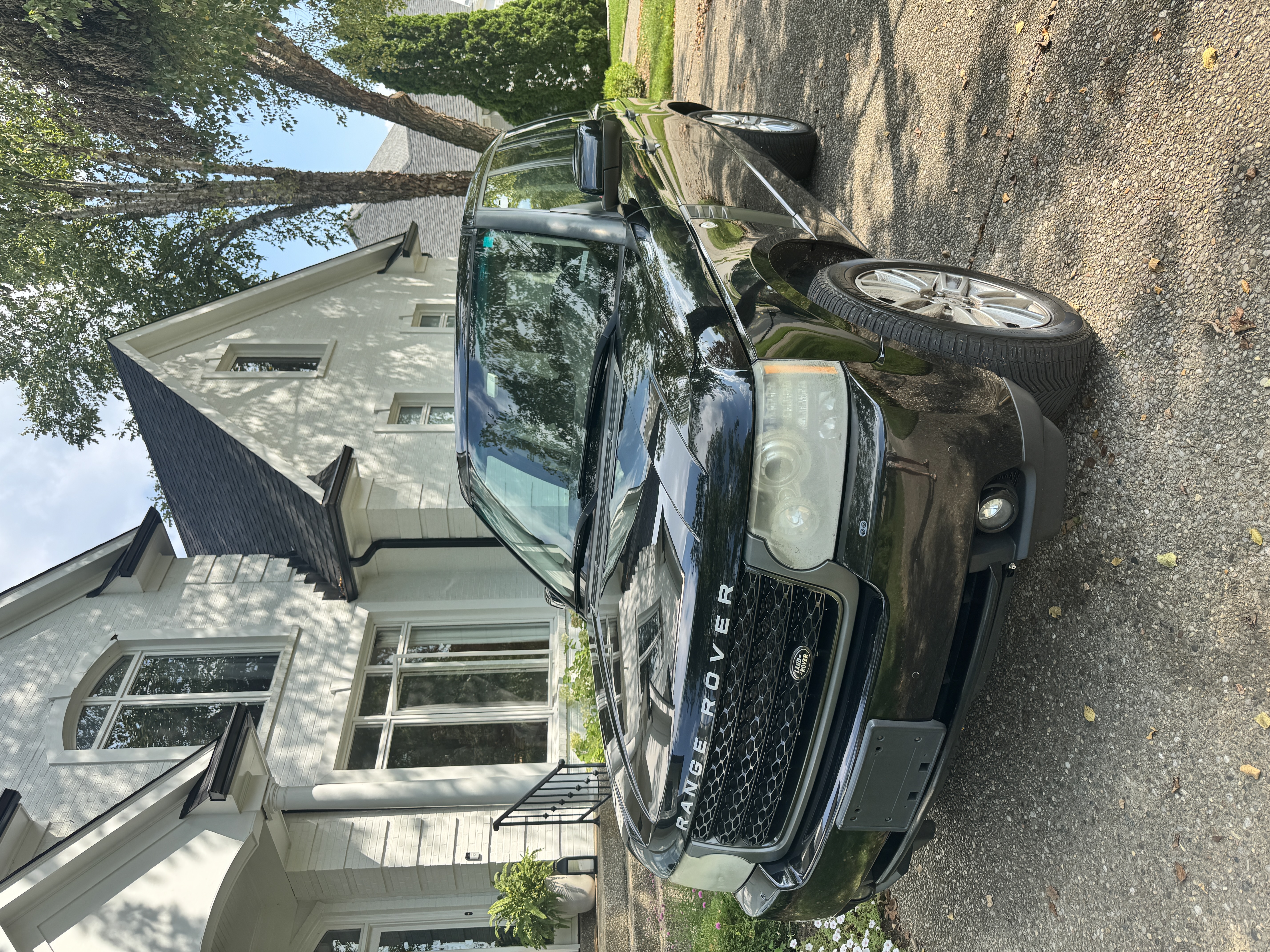 Used 2011 Land Rover Range Rover HSE AWD/4WD image 2