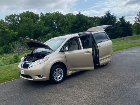 Used 2012 Toyota Sienna XLE FWD image 6