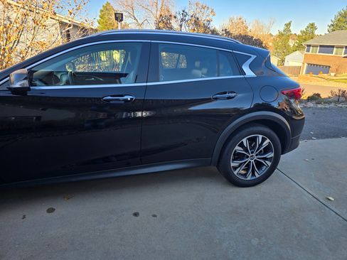 Used 2017 INFINITI QX30 Premium w/ Navigation Package image 6