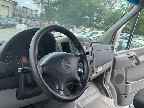 Used 2016 Mercedes-Benz Sprinter 2500 image 10