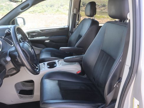 Used 2018 Dodge Grand Caravan SXT FWD image 11