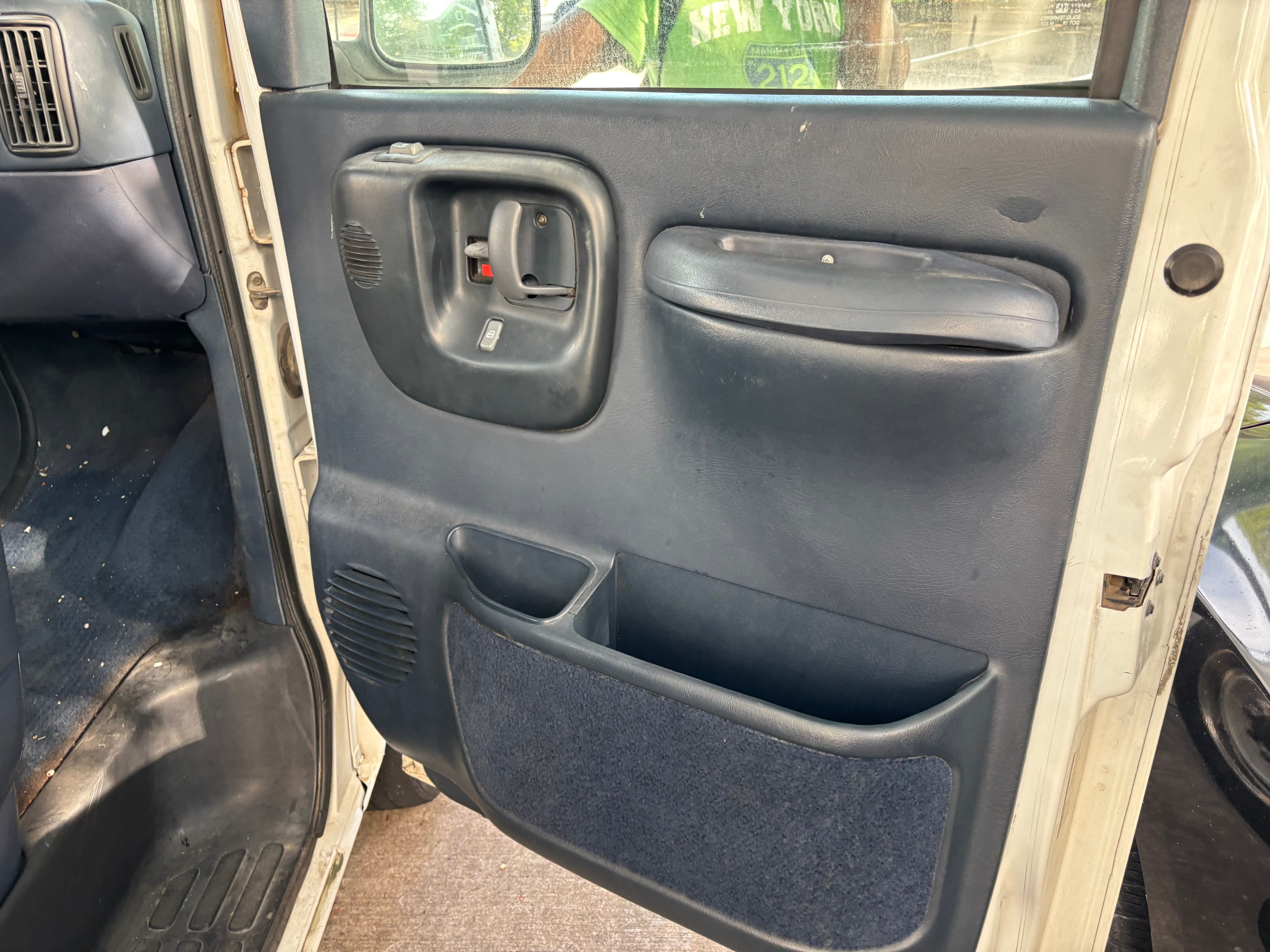 Used 2000 Chevrolet Express 2500 Passenger w/ LS Preferred Equipment Group RWD image 22
